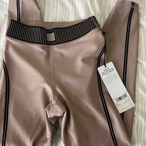 Alo AIRLIFT HIGH-WAIST 7/8 LINE UP LEGGING